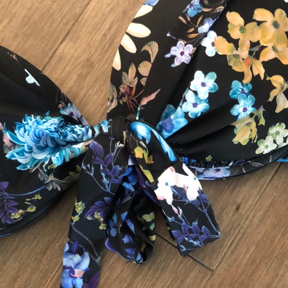 Brand NEW with TAG 🏷 Bikini top with wrap - Picture 5 of 7